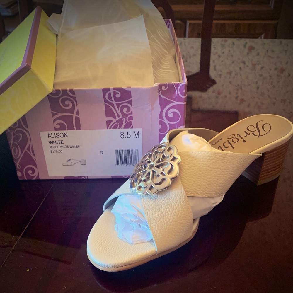 Ordered two pair by mistake. Return window is closed. Never worn.